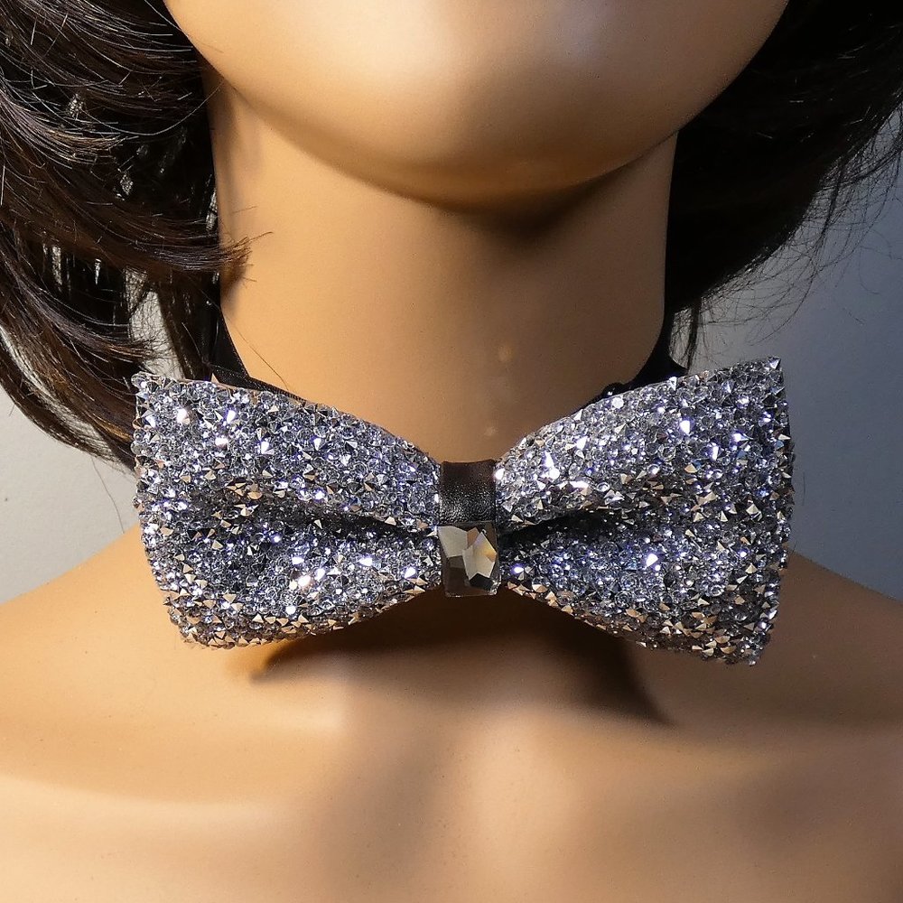 Sparkling crystal bowtie - spice up your suit or eveningwear - unisex.